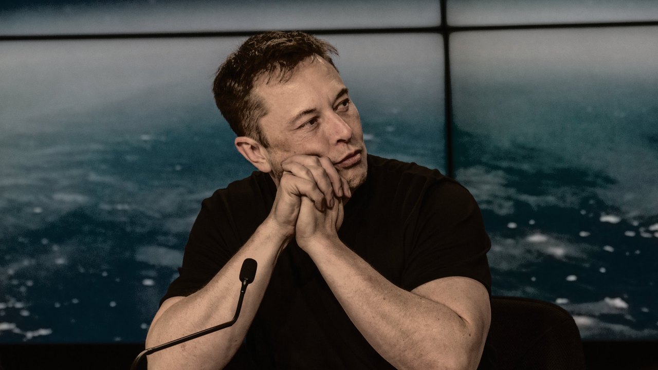 Interesses de Musk vão de carro elétrico a base para lançar satélites