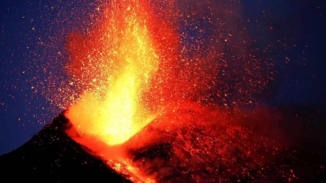 Vulcão Monte Ibu entra em erupção na Indonésia e projeta fumaça quilométrica