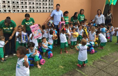 Prefeitura de Roteiro beneficia crianças de creche pública com brinquedos