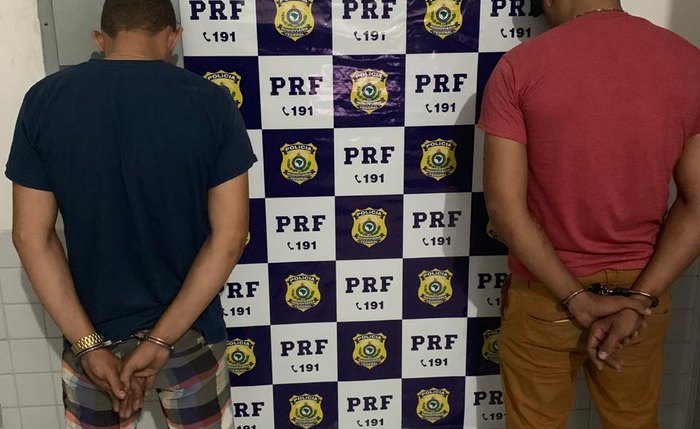 Dois homens foram presos pela PRF na madrugada de sábado (13)
