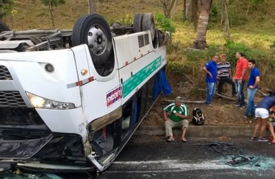 Micro-ônibus do transporte complementar capota próximo à Satuba 