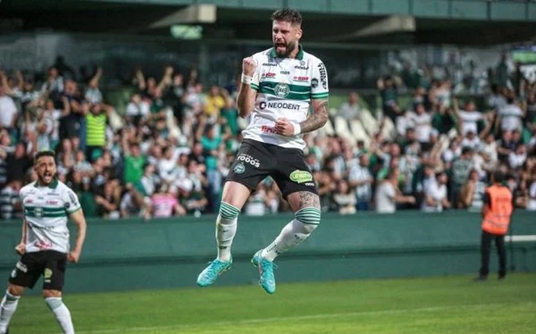 Coritiba supera o Avaí, quebra jejum e deixa zona de rebaixamento do Brasileiro
