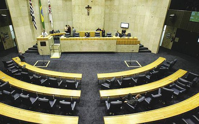 Menos da metade dos municípios declararam cumprir o piso dos professores em 2016