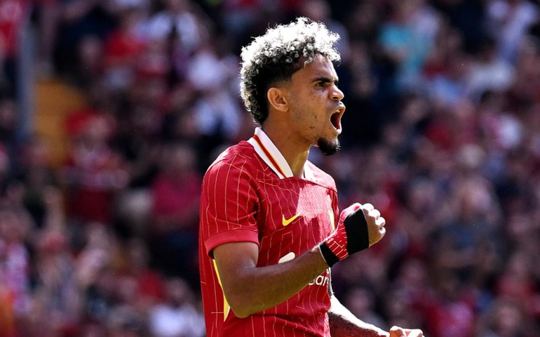 Luiz Díaz faz 2, Liverpool atropela o Manchester United e continua 100% no Inglês