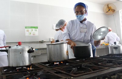 Pela 2ª vez, merendeira da rede municipal está na final de concurso alagoano