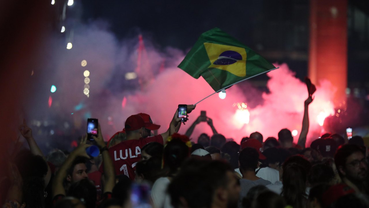 Na hora da virada, alegria e medo com a apuração dos votos