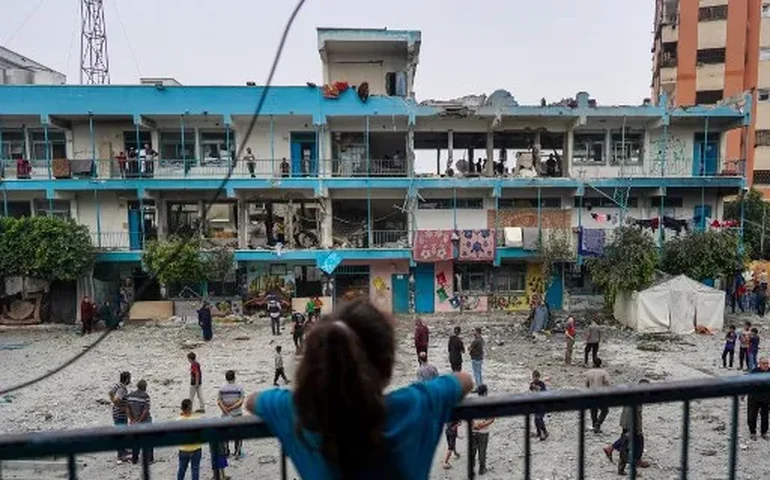 Israel bombardeia escola da ONU e casas em Gaza e mata pelo menos 34 pessoas, dizem hospitais