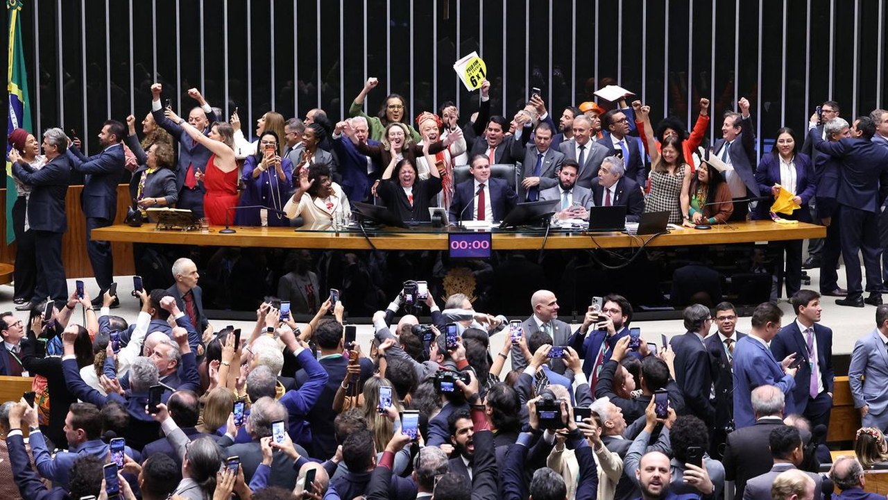 Saiba como votaram os deputados na PEC que acaba com a escala 6x1