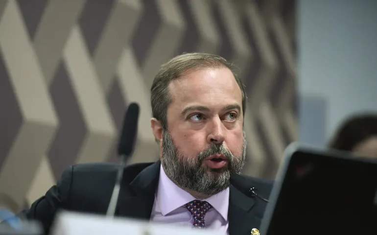 Ministro diz que nova política de preços não afetará rentabilidade da Petrobras