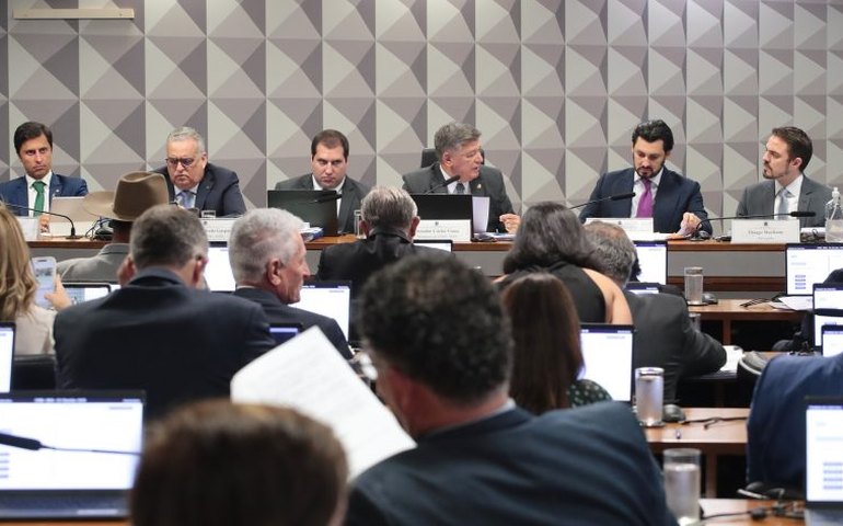 Senado aprova bagagem de mão gratuita em voos antes da Câmara