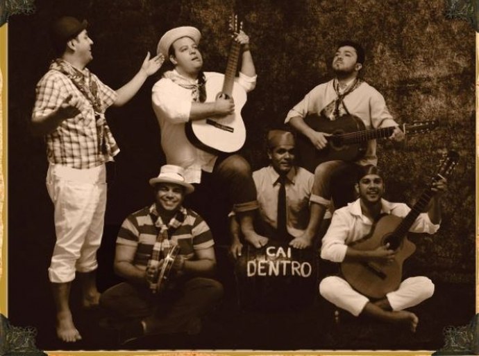 Orquestra Gafieira Cai Dentro se apresenta no Teatro é o Maior Barato