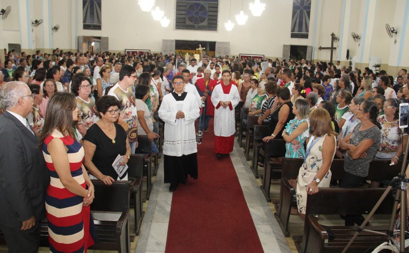 Fiéis celebram missa de abertura da Festa da Padroeira de Arapiraca