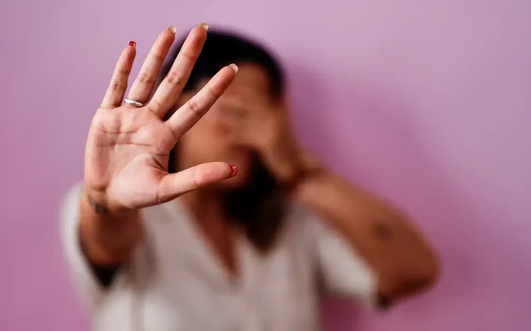 'Não foi a primeira vez': homem é preso após agredir a mãe em Coité do Nóia; irmão ajudou a deter o agressor