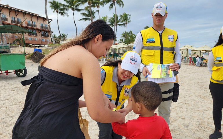Ronda no Bairro intensifica distribuição de pulseiras de identificação nas praias de Maceió e do Francês
