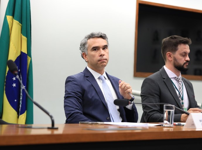 Deputado Rafael Brito envia ofício para ministra da saúde cobrando vacinas contra meningite B