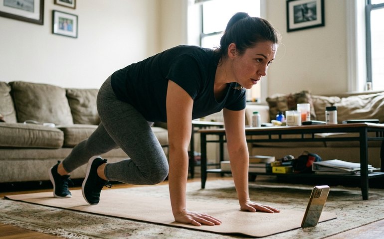 Tendência do Tiktok: Treinar 15 minutos em casa realmente emagrece?