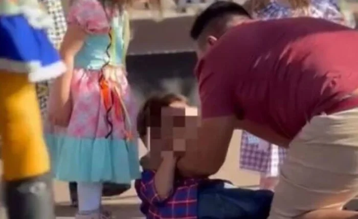 agressão foi registrada em vídeo por outros pais presentes no evento e repercutiu nas redes sociais. agressão foi registrada em vídeo por outros pais presentes no evento e repercutiu nas redes sociais.