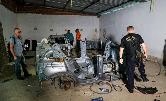 Dos cinco automóveis encontrados no local, um era do estado de São Paulo Dos cinco automóveis encontrados no local, um era do estado de São Paulo