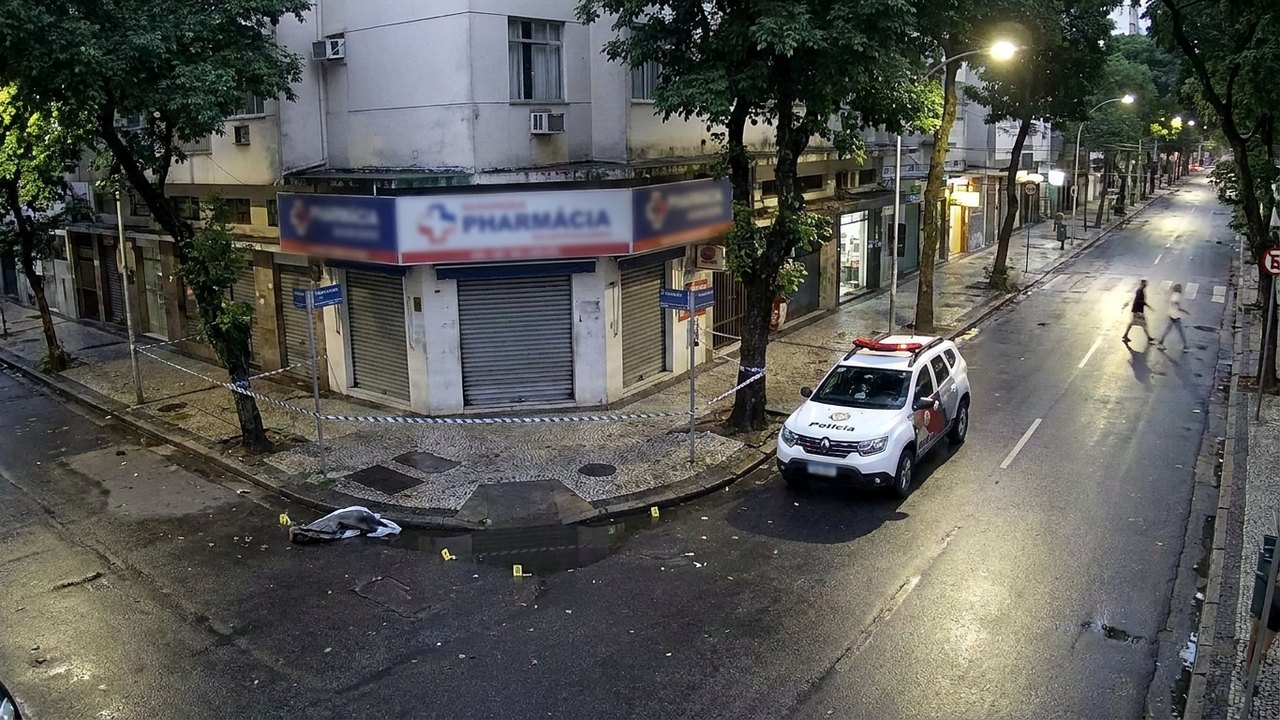 Vídeo mostra policial civil reagindo a assalto e mulher baleada na Tijuca