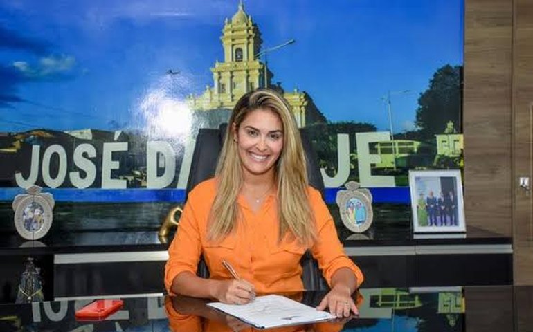 Prefeita de São José da Laje anuncia pagamento do 14º a todos servidores da educação municipal