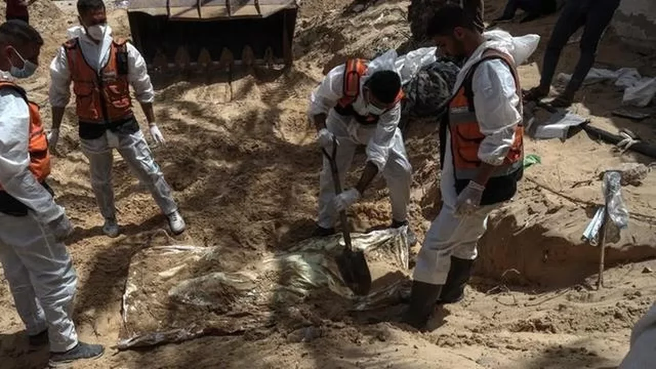 Moradores de Gaza procuram parentes entre os mais de 300 corpos em vala comum de hospital