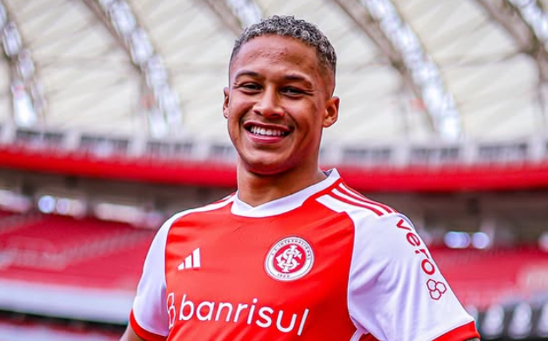 Internacional anuncia a contratação do meia-atacante Vitinho, ex-Red Bull Bragantino
