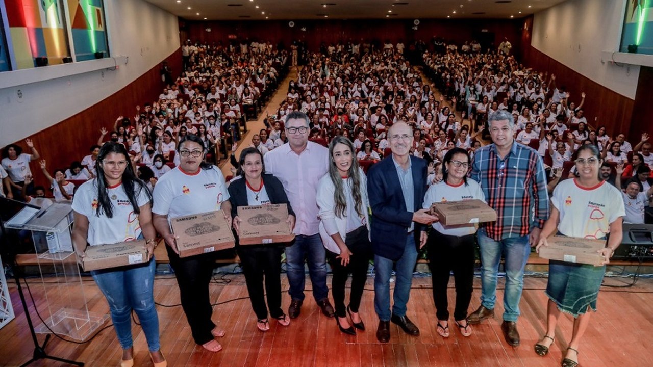 Prefeito Ronaldo Lopes inicia distribuição de 1.900 computadores para professores e estudantes