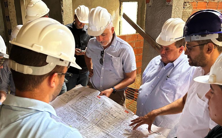 Secretário de Estado da Saúde vistoria obras do Hospital Regional do Médio Sertão