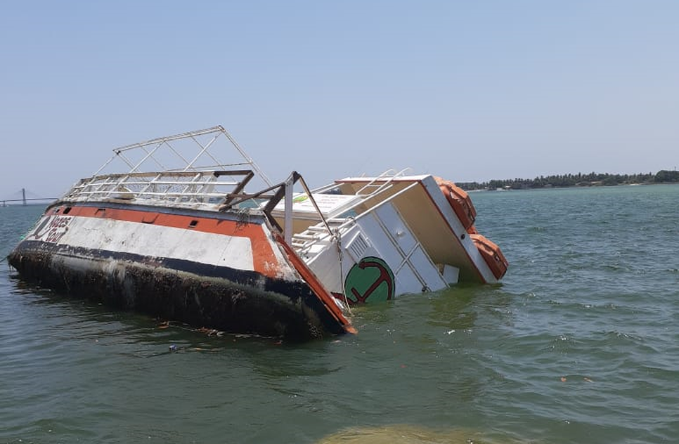 Embarcação por pouco não afundou totalmente / Foto: Redes Sociais