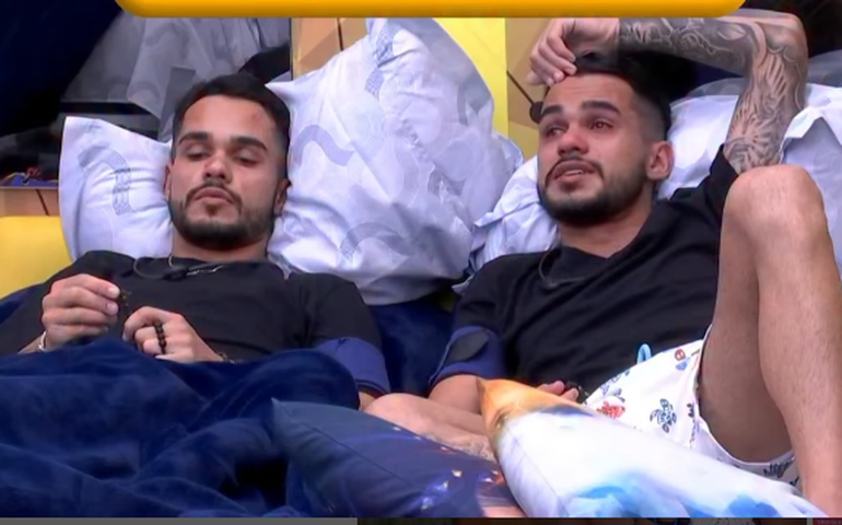 Madrugada no 'BBB 25' tem tensão entre Aline e Vinicius, choro de gêmeo e flertes