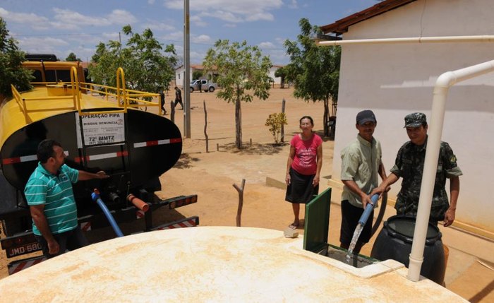 Caminhão abastece cisterna em cidade afetada pela estiagem