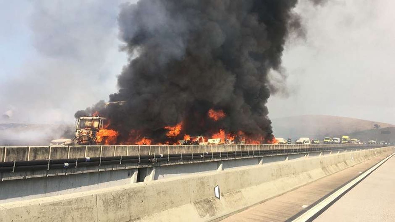 Acidente com 36 veículos em rodovia de SP mata 2 e fere 20