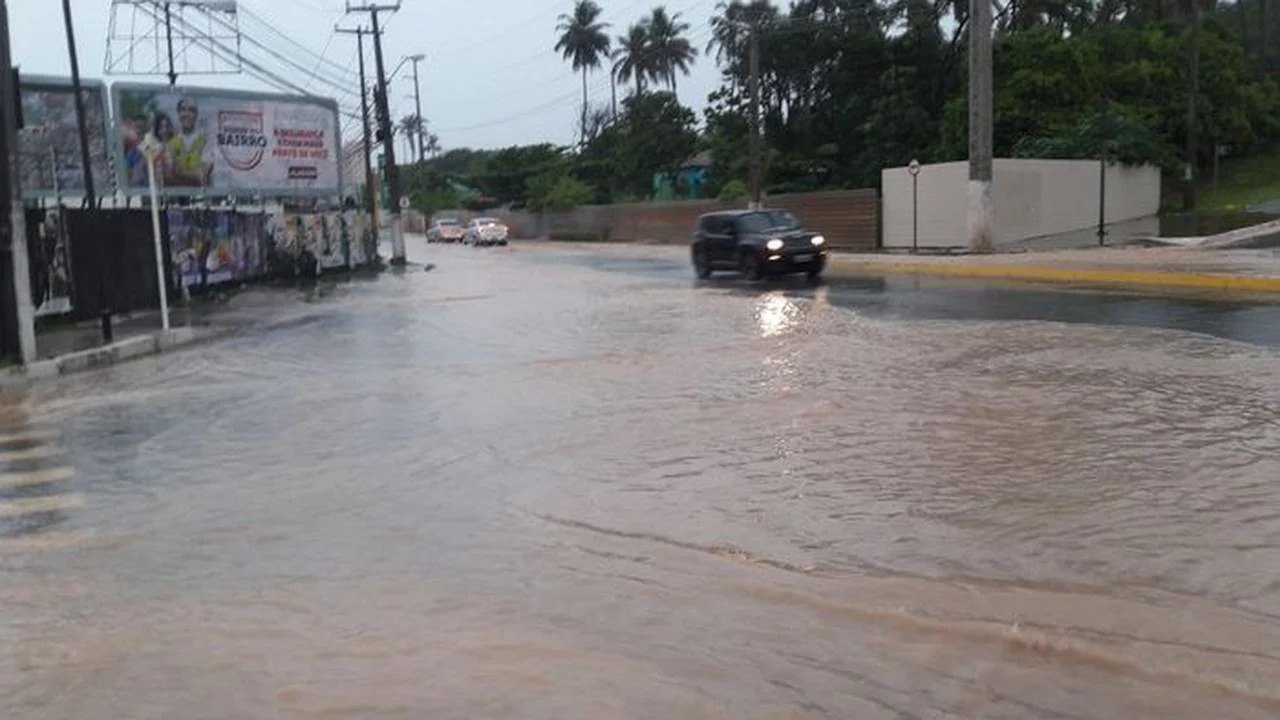 Alagamentos causam transtornos em Maceió; previsão é de chuvas também nesta quarta