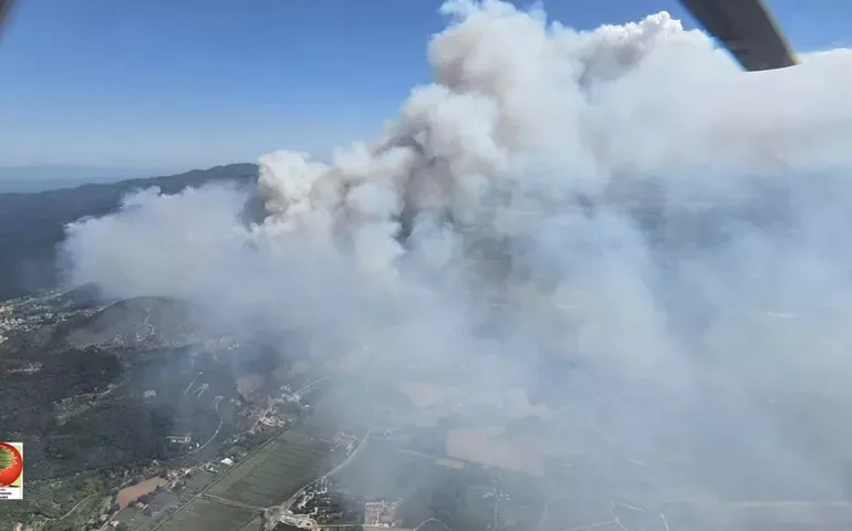 Incêndio na Toscana, na Itália, força evacuação de milhares de pessoas