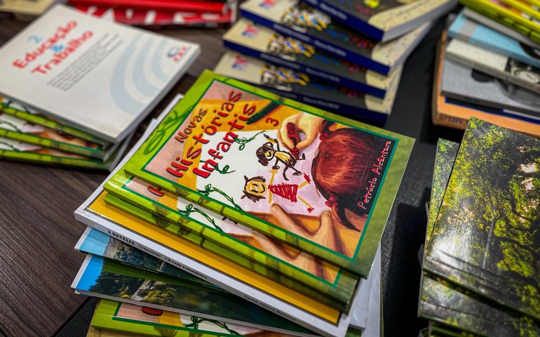 Imprensa Oficial Dandara dos Palmares doa 2 mil livros para o sistema prisional alagoano