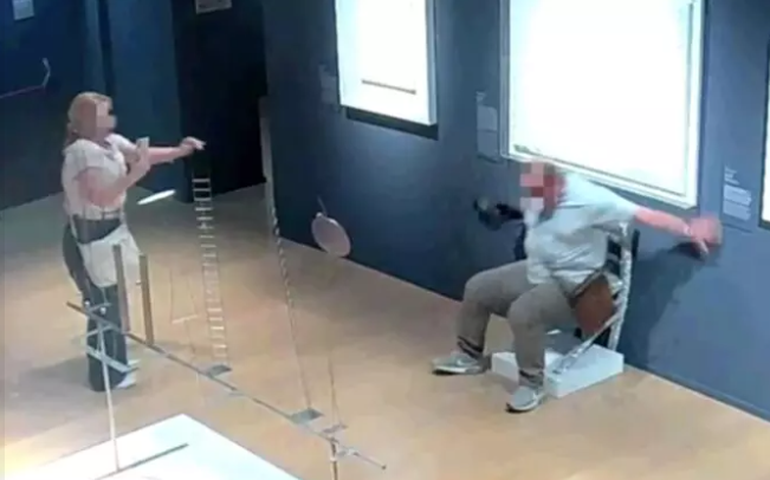 Museu na Itália denuncia turista que quebrou obra de arte