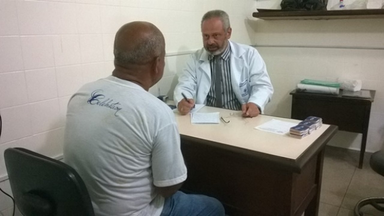Pacientes recebem orientações sobre câncer de próstata no Ambulatório de Especialidades