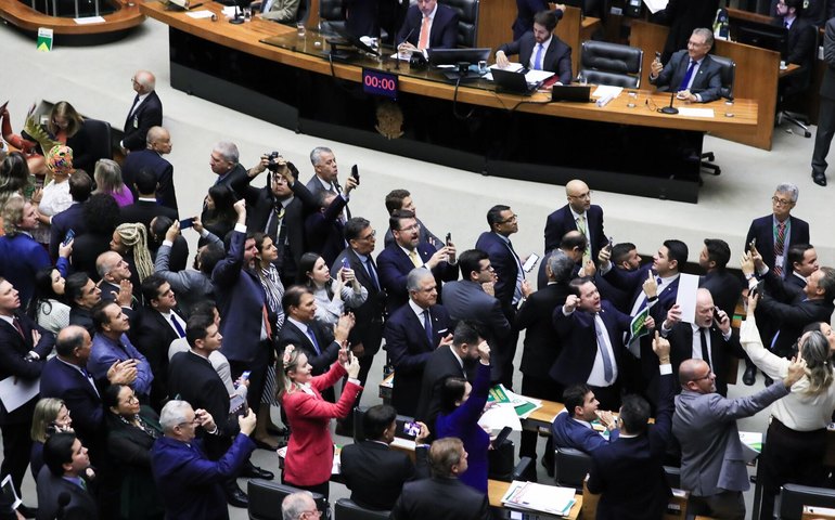 Câmara aprova em primeiro turno a PEC do corte de gastos do governo