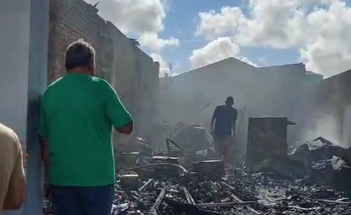Incêndio destrói loja de conserto de eletrodomésticos em Arapiraca