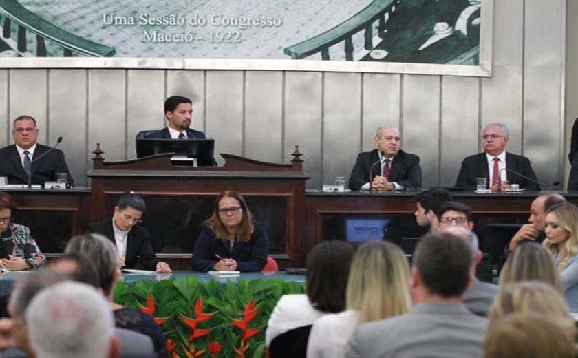 Rogério Teófilo representa prefeitos alagoanos na homenagem ao PSCOM