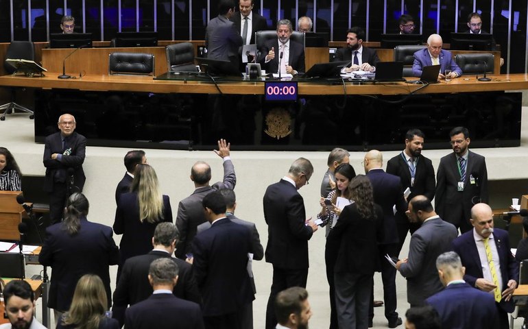 Câmara aprova urgência para corte de gastos e governo promete negociar