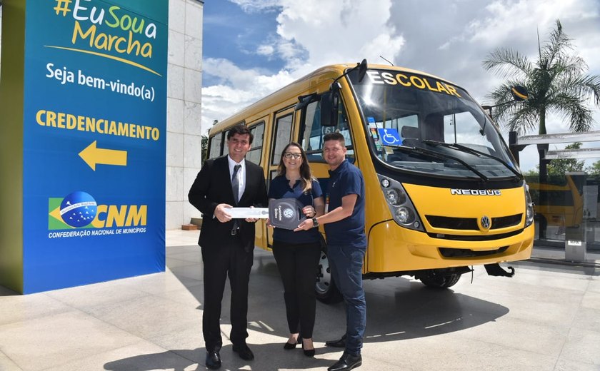 Alunos de rede municipal de ensino de Penedo ganham 10 novos ônibus