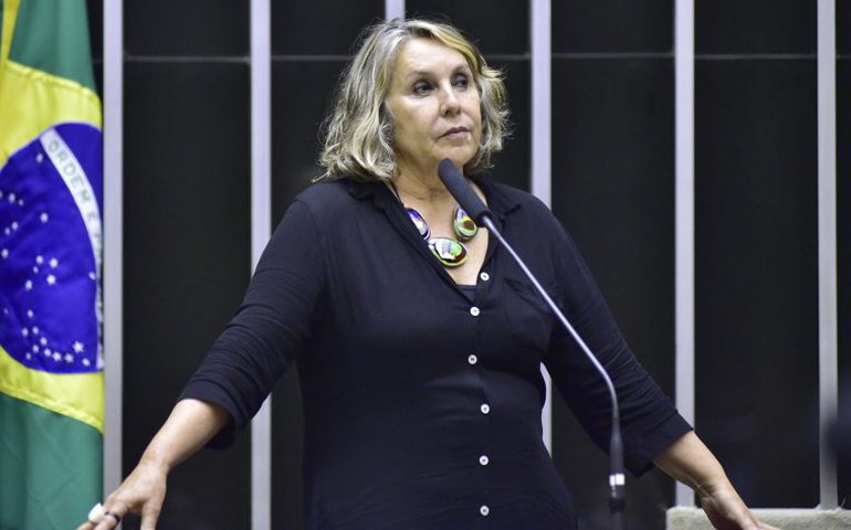 CCJ aprova proposta que prioriza em licitações as indústrias brasileiras de fármacos para tratamento de HIV