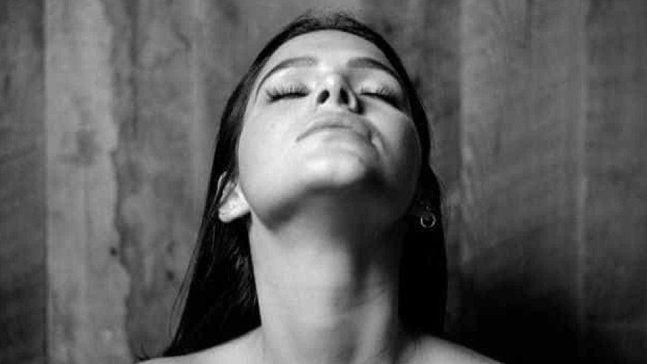 De topless, Bruna Marquezine publica textão sobre 'entender o outro'