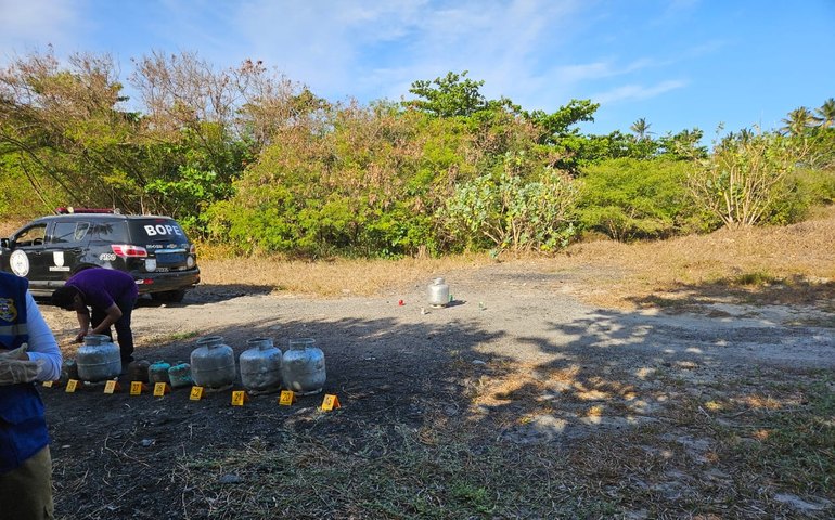 Peritos do Instituto de Criminalística realizam últimas coletas de gases para investigação de explosão em Maceió
