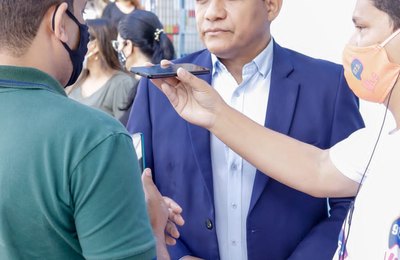 Prefeito Júlio anuncia volta às aulas presenciais e visita de Marx Beltrão