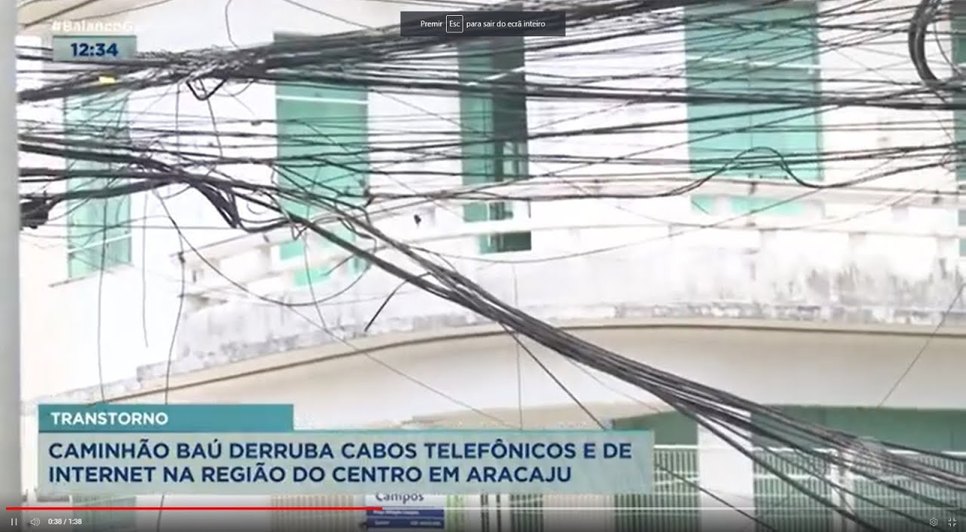Caminhão baú derruba cabos de poste no Centro de Aracaju.jpg