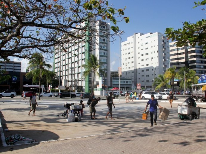 Redução de estacionamento da orla amplia segurança para ambulantes e pedestres em Maceió
