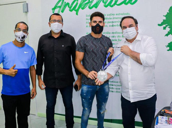 Prefeito Luciano recebe arapiraquense vice-campeão brasileiro de luta olímpica