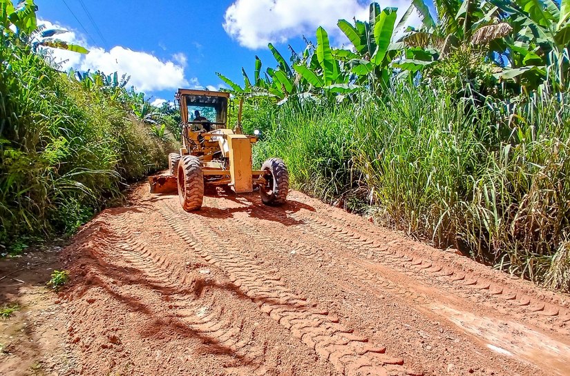 Prefeitura realiza piçarramento e melhora acessos em comunidades rurais de Palmeira